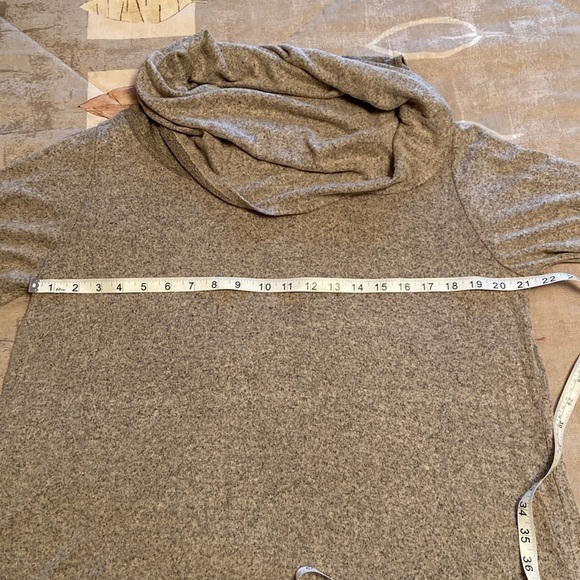 🟢NWOT Light sweater with cowl neck and cuff sleeve - Picture 5 of 6